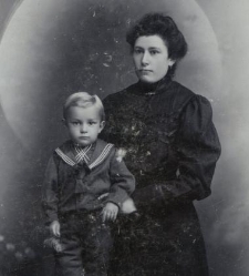 Młoda kobieta w ciemnej sukni z chłopcem w marynarskim ubranku
