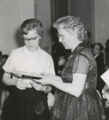 Helena Frankiewicz wręcza nagrodę książkową uczennicy Lucynie Citko