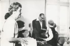 Alicja Szataginowa oraz nauczyciele ze Szkoły Muzycznej w Białymstoku rozdają uczniom książki