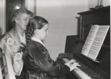 Helena Frankiewicz i Lucyna Kamińska przy nauce gry na pianinie