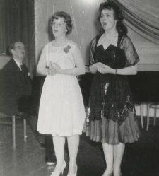 Zofia Busłowicz-Stasiewicz i Stenia Bitschun podczas popisów dorocznych w Szkole Muzycznej w Białymstoku