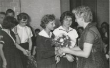 Helena Frankiewicz otrzymuje kwiaty na zakończenie roku szkolnego