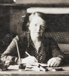 Stanisława Kozłowska za biurkiem