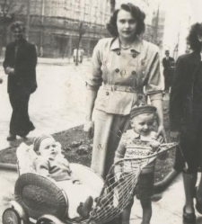 Kobieta z dwójką dzieci na ulicy