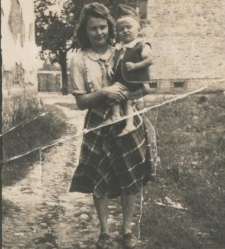 Młoda kobieta z dzieckiem