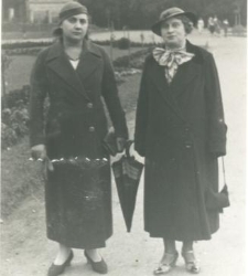 Stanisława Kozłowska z domu Knaup i druga kobieta w parku