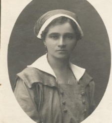 Portret dziewczyny w stroju penstjonariuszki