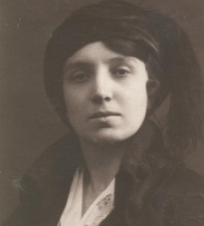 Portret kobiety w ozdobnym nakryciu głowy