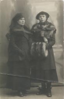 Dwie kobiety w ciemnych sukniach i woalkach na twarzy