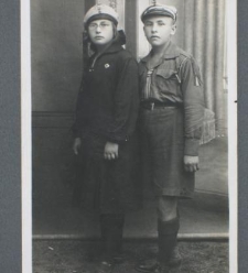 Harcerka z harcerzem w pracowni fotograficznej