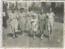 Trzy kobiety i trzy dziewczynki podczas spaceru