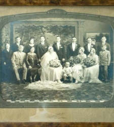 Portret ślubny, zdjęcie wykonano w atelier fotograficznym, Białystok, 1920-1939 r. Fot. Zakład fotograficzny "Sołowiejczykowie"
