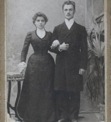 Portret młodego małżeństwa, zdjęcie wykonano w atelier fotograficznym, Białystok, 1895-1910 r. Fot. Zakład fotograficzny "Sołowiejczykowie"