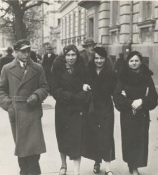 Jadwiga Gasperowicz z koleżankami i kolega na ulicy Wilna