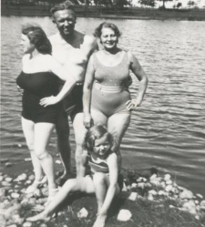 Państwo Kozłowscy z córką oraz Janina Nurczyńska nad wodą