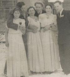 Trzy kobiety i trzech mężczyzn podczas slubu Krystyny Wrzosek i Szumskiego