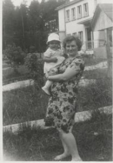 Weronika Faszczewska z córką we wsi Hermanówka