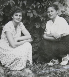 Uczennice Liceum Pedagogicznego w Bielsku Podlaskim, od lewej: Helena Niewińska, Krystyna Daniluk