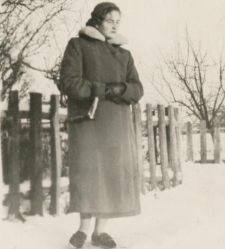 Helena Niewińska, później Klimiuk w swojej rodzinnej wsi Niewino Borowe