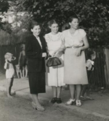 Trzy kobiety i dzieci na ulicy