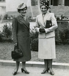 Białystok - dwie kobiety przed Domem Ludowym