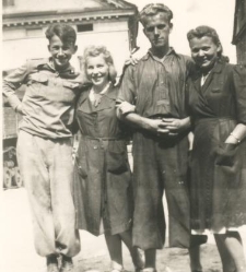 Dwie dziewczyny i dwóch chłopaków w roboczych ubraniach