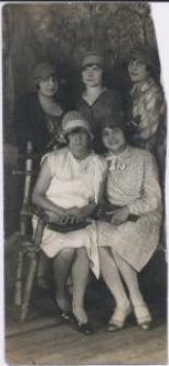 Pięć dziewcząt w atelier fotograficznym