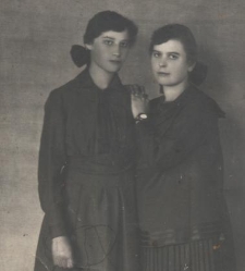 Dwie dziewczyny w ciemnych sukienkach w atelier fotograficznym