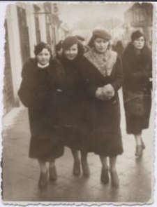 Białystok - trzy młode kobiety na białostockiej ulicy