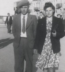 Białystok - kobieta i mężczyzna na Rynku Kościuszki