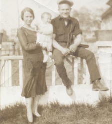 Kuzynka Józefy Żmijewskiej Jadwiga Firo(?) z dzieckiem i mężem