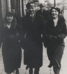 Dwie kobiety i mężczyzna na ulicy Lipowej