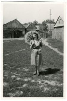 Zdjęcie kobiety z parasolką