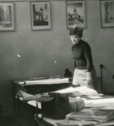 Zdjęcie kobiety w pracowni konserwatora zabytków