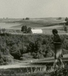 Kobieta na spacerze w lesie