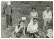 Trzy kobiety i trzech mężczyzn na łące