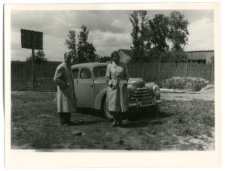 Kobieta i mężczyzna przy samochodzie marki Warszawa