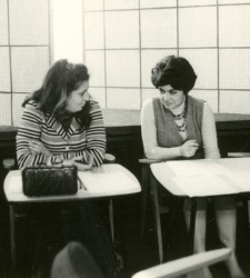 Dwie kobiety siedzące przy stolikach