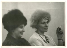 Danuta Jaskanis, archeolog w białej czapce z papierosem