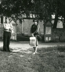 Kobieta z mężczyzną przed ogrodzeniem kościoła