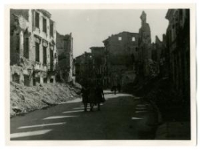 Kobiety idące ulicą zburzonej Warszawy