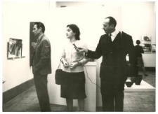Kobieta i dwóch mężczyzn na wystawie