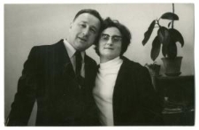 Portert kobiety i mężczyzny przytulonych do siebie