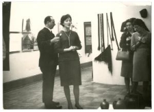 Na wystawie - dziennikarz rozmawia z kurator wystawy