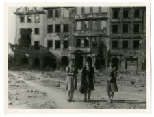 Kobiety wśród ruin Warszawy