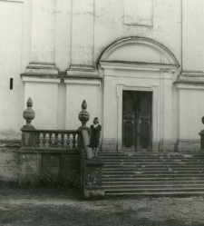 Młoda kobieta na schodach kościoła pokarmelickiego nad Wigrami