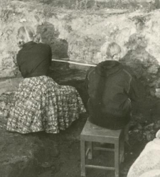Dwie młode kobiety uczestniczące w wykopaliskach archeologicznych