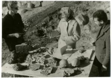 Danuta Jaskanis, archeolog i dwóch mężczyzn w trakcie wykopalisk archeologicznych