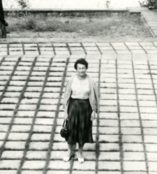 Kobieta przy PTTK w Augustowie nad jeziorem Necko