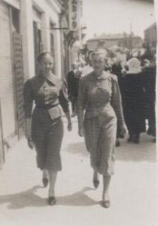 Dwie kobiety na ul. Kilińskiego, w tle domek Koniuszego